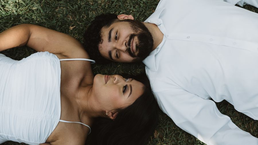Jasmin and Edgar lying head to head in the grass